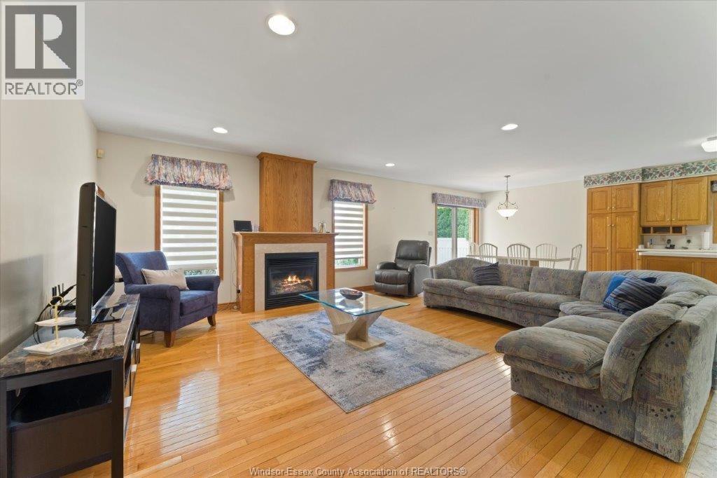 Photo 7 of 2805 Mangin Crescent, Windsor ON