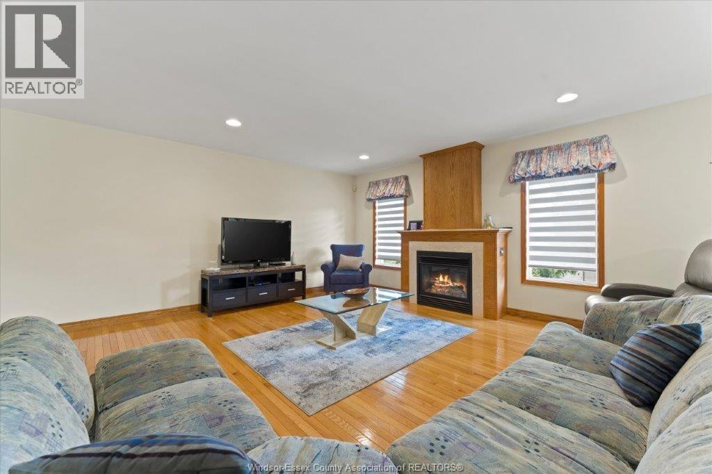 Photo 8 of 2805 Mangin Crescent, Windsor ON