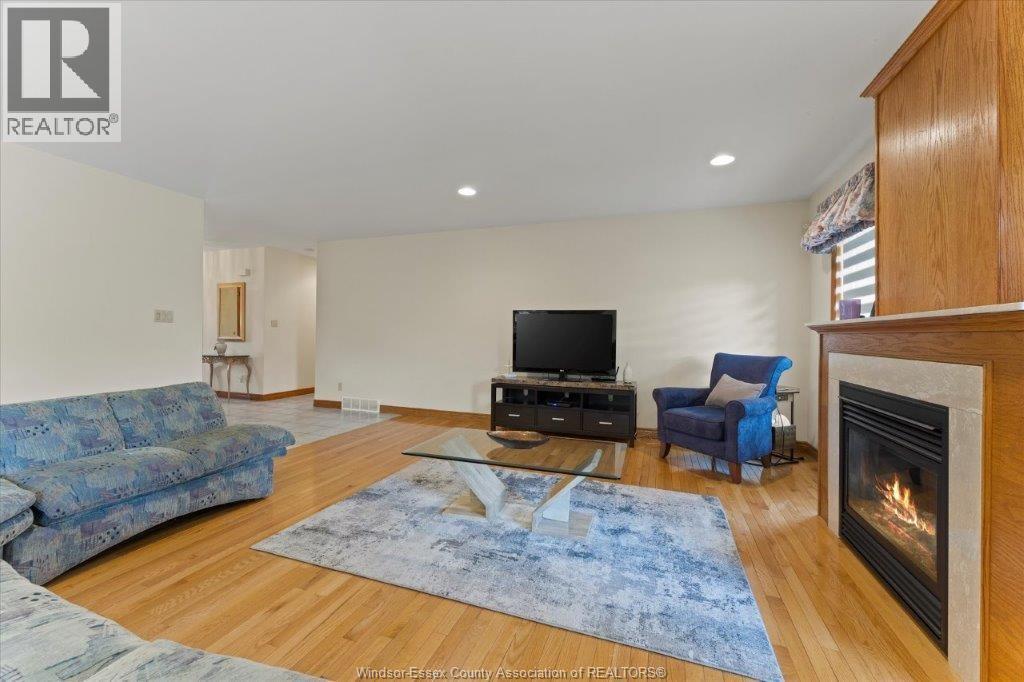 Photo 9 of 2805 Mangin Crescent, Windsor ON