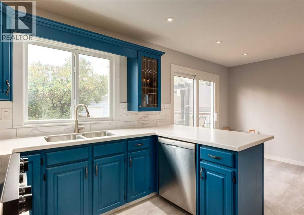 Single Family House for Sale in  Silvercreek Close NW Silver Springs Calgary 