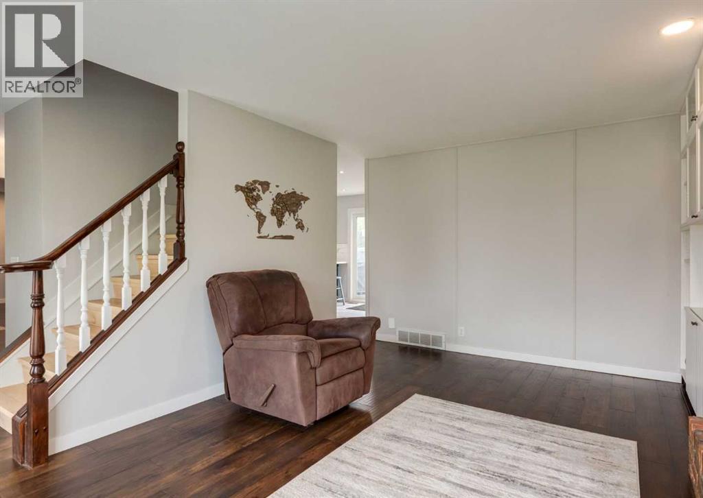 Single Family House for Sale in  Silvercreek Close NW Silver Springs Calgary 