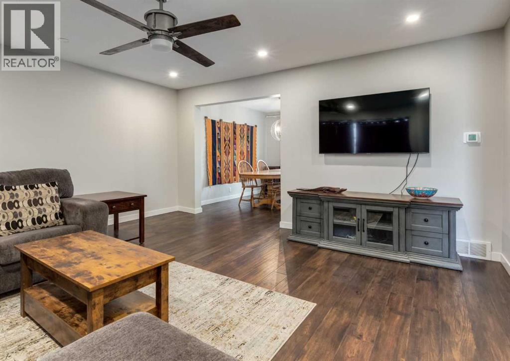 Single Family House for Sale in  Silvercreek Close NW Silver Springs Calgary 