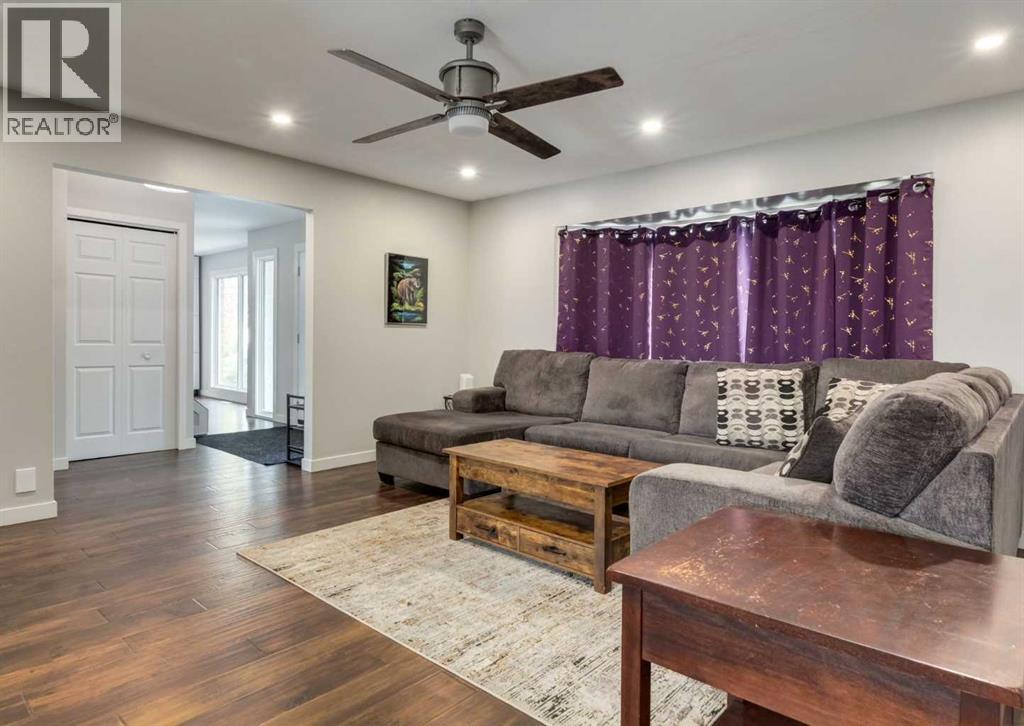Single Family House for Sale in  Silvercreek Close NW Silver Springs Calgary 