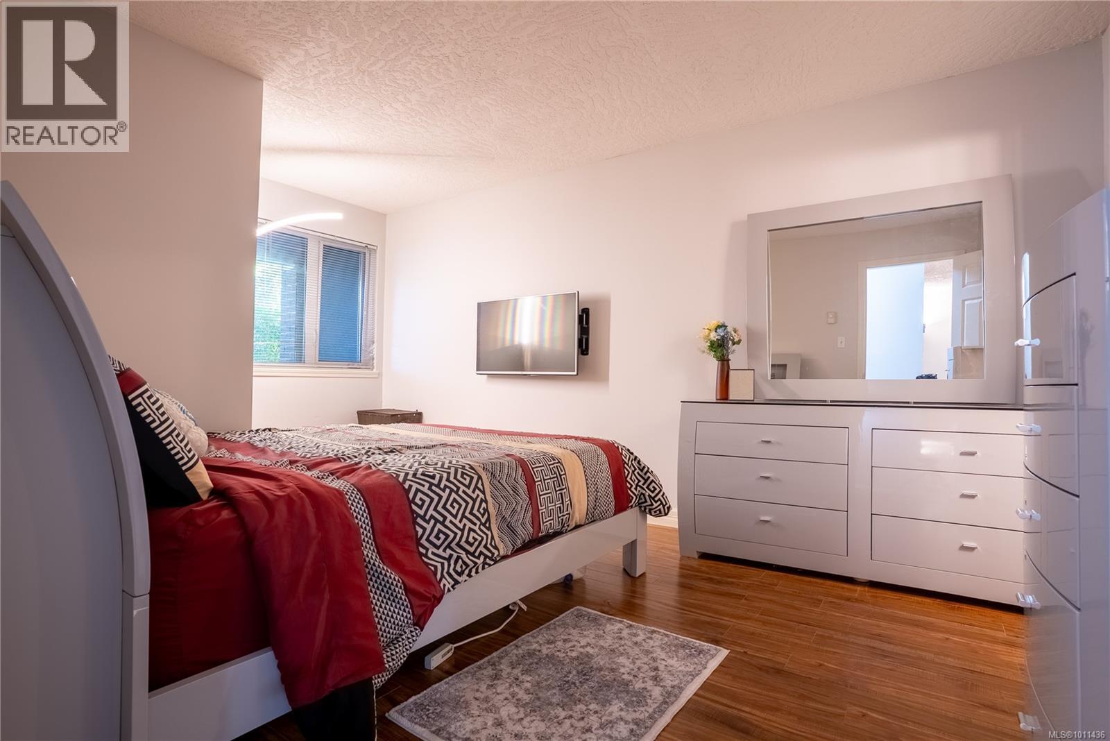 Photo 10 of 101 2710 Grosvenor Rd, Victoria BC