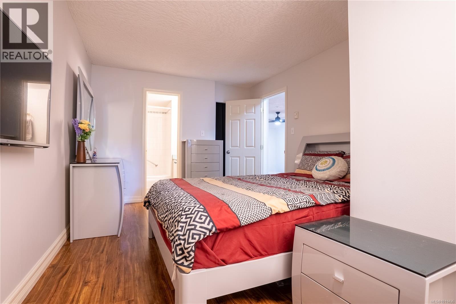 Photo 11 of 101 2710 Grosvenor Rd, Victoria BC