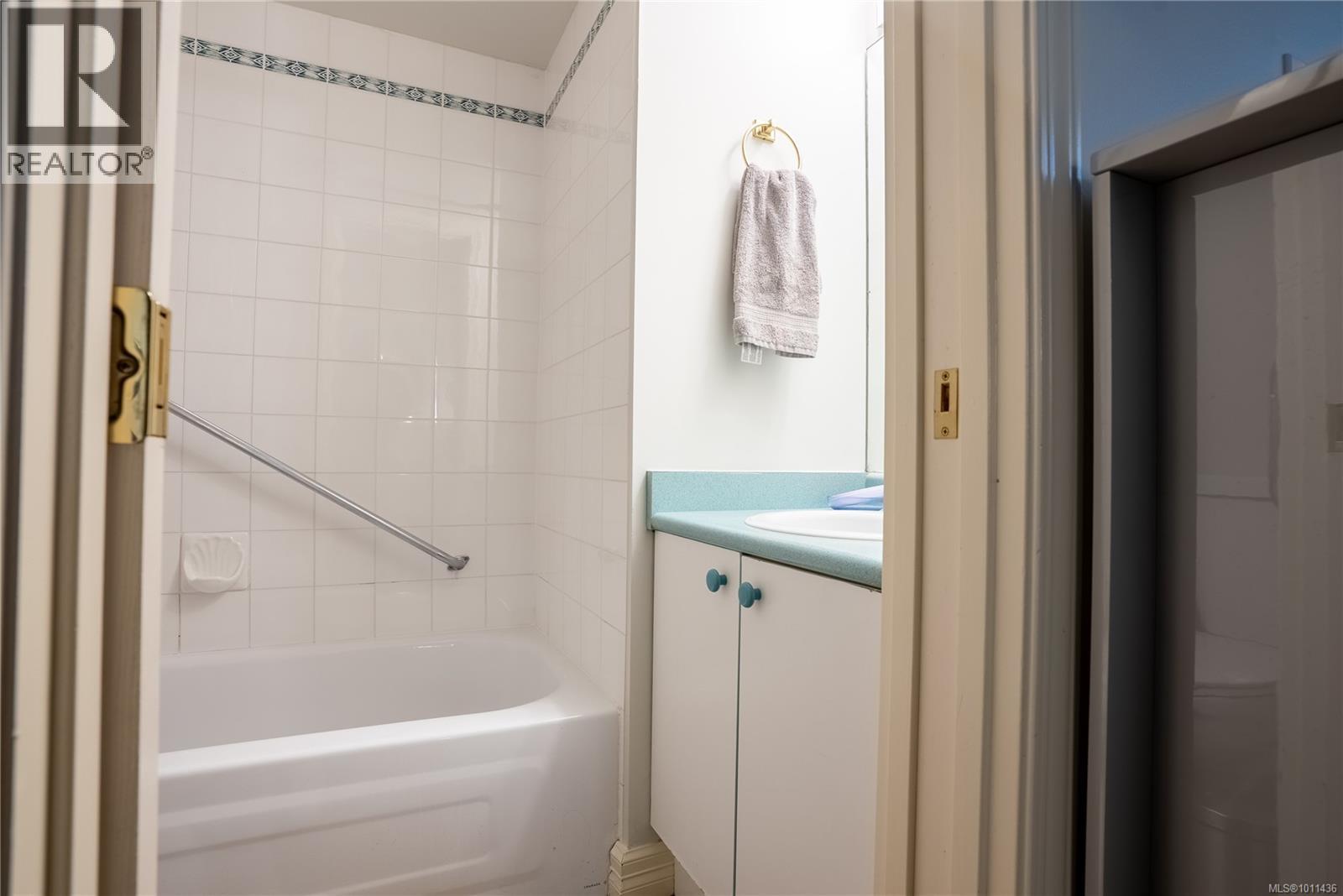 Photo 13 of 101 2710 Grosvenor Rd, Victoria BC