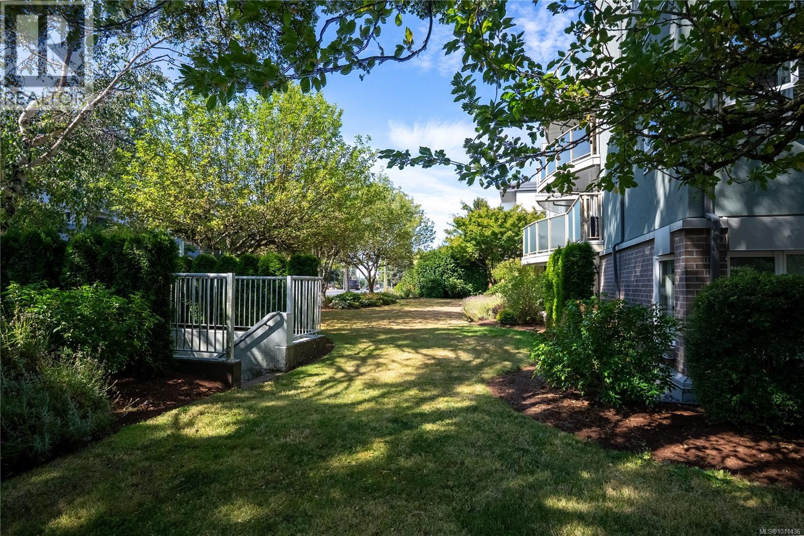 Photo 20 of 101 2710 Grosvenor Rd, Victoria BC