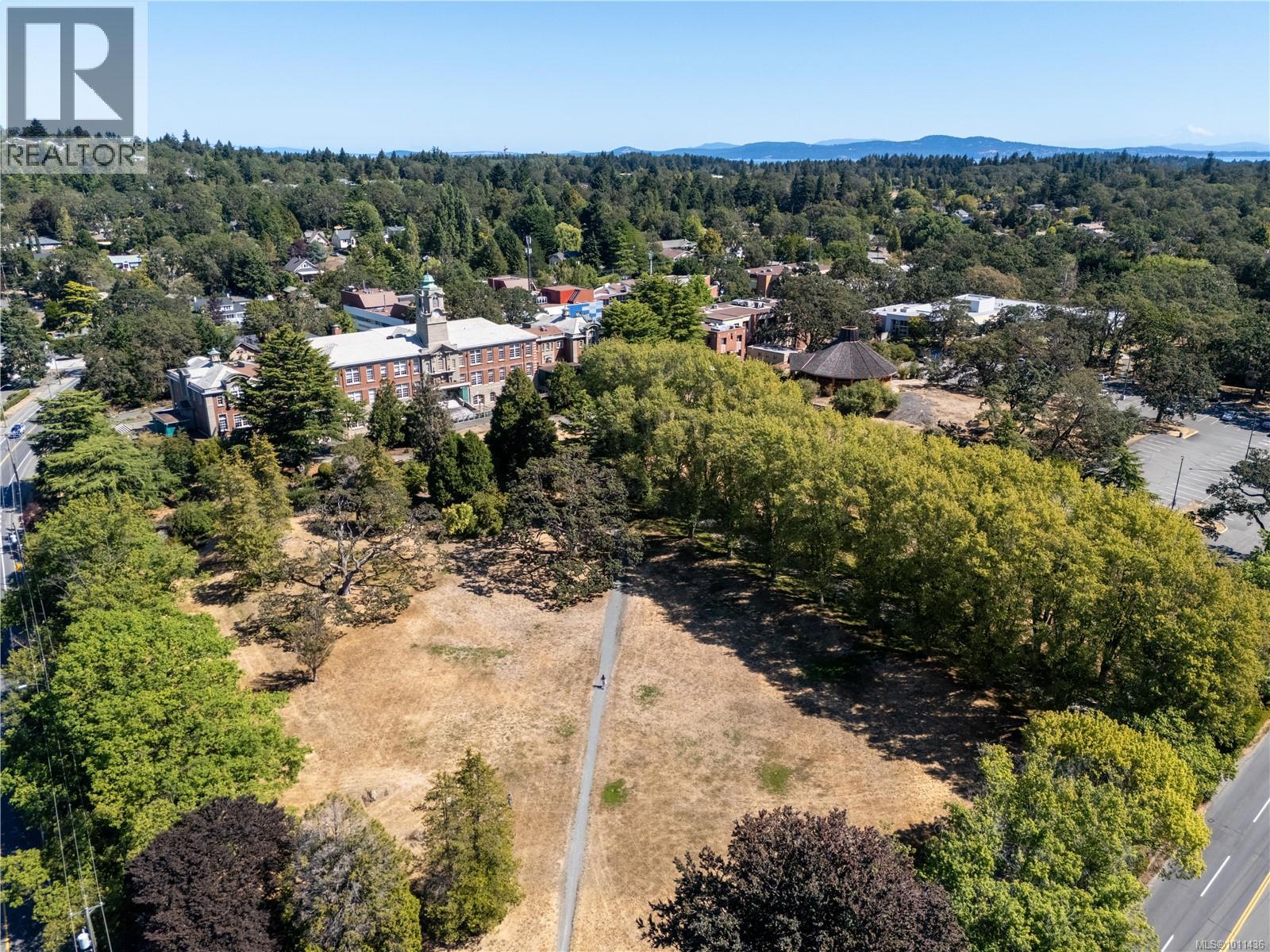 Photo 21 of 101 2710 Grosvenor Rd, Victoria BC