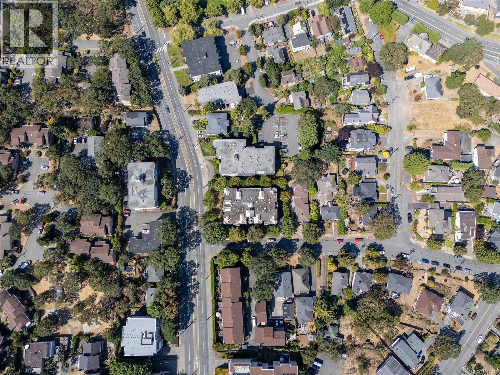 Photo 27 of 101 2710 Grosvenor Rd, Victoria BC