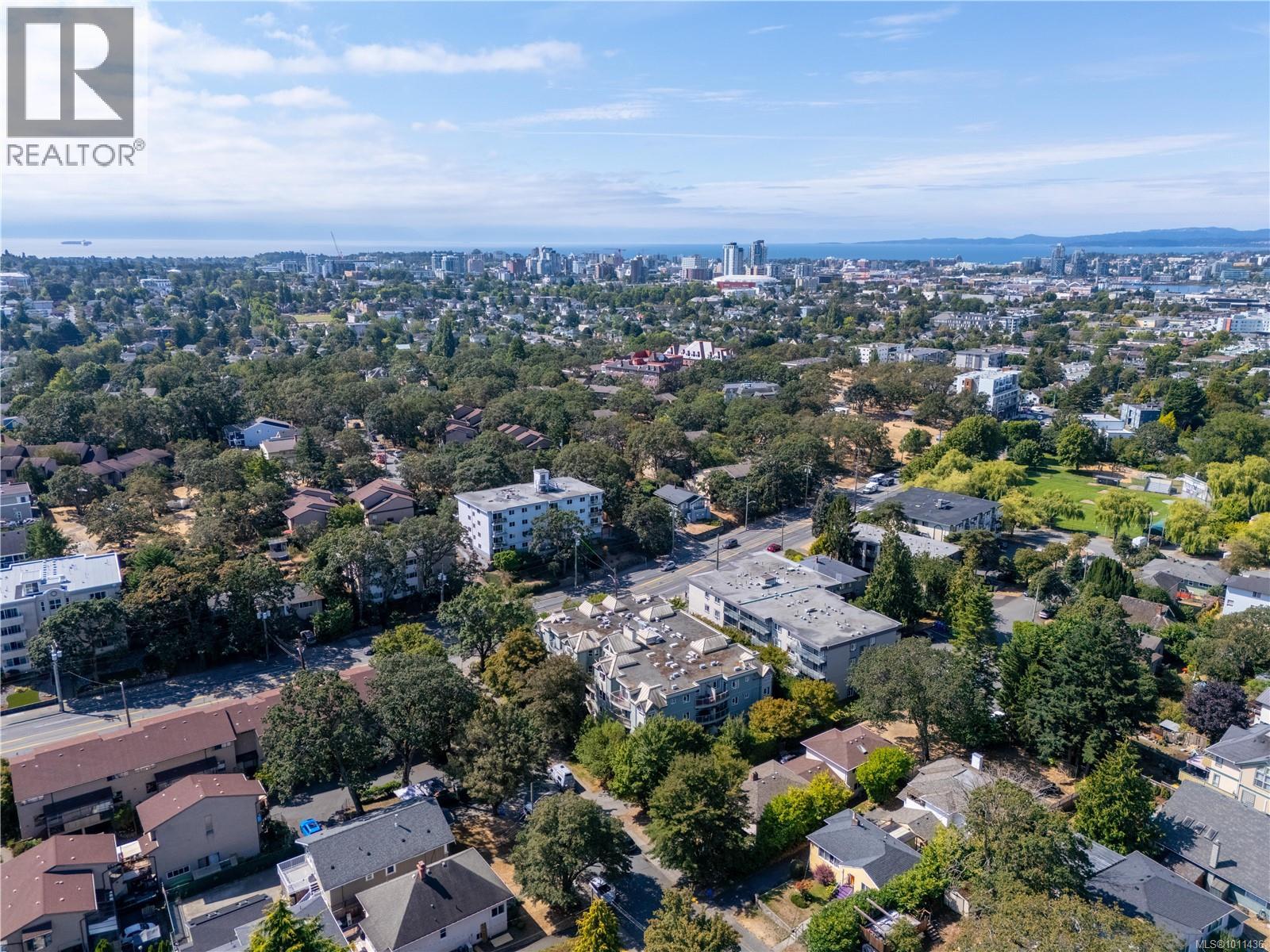 Photo 28 of 101 2710 Grosvenor Rd, Victoria BC