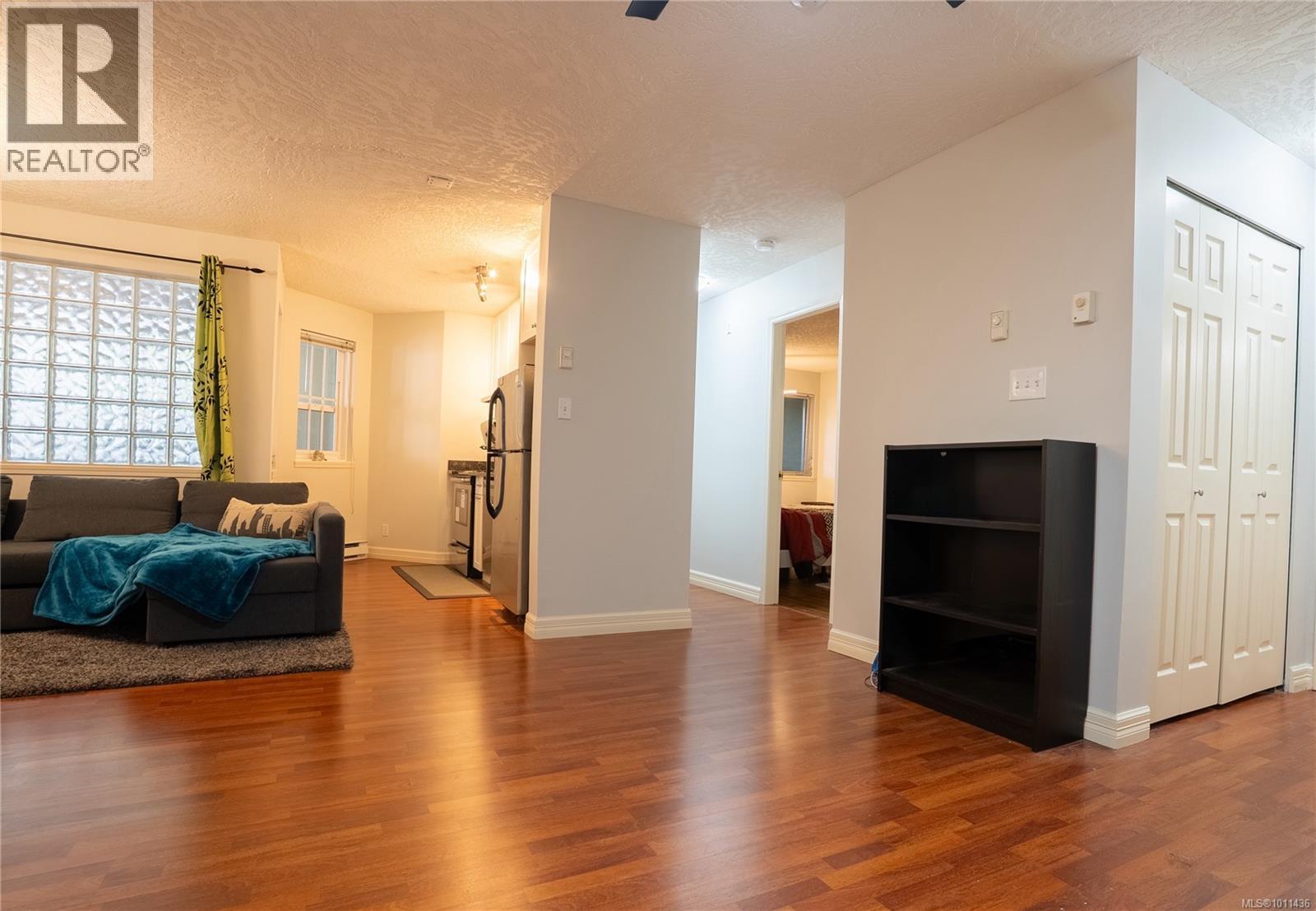 Photo 3 of 101 2710 Grosvenor Rd, Victoria BC