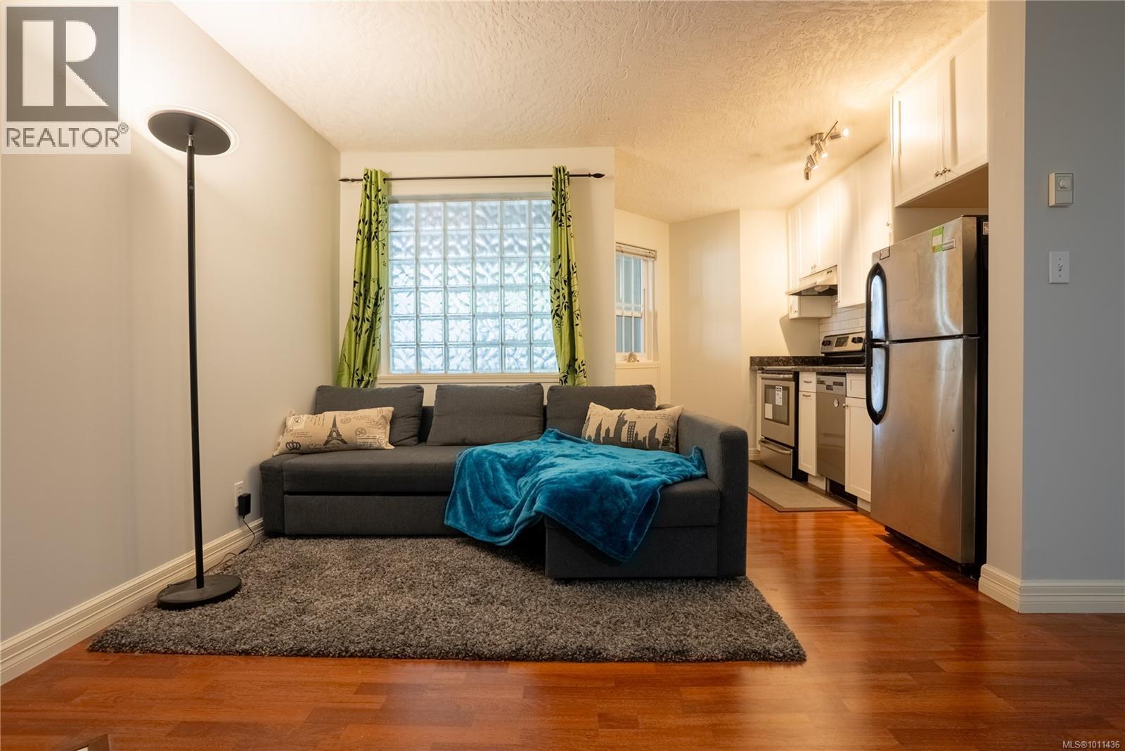 Photo 4 of 101 2710 Grosvenor Rd, Victoria BC