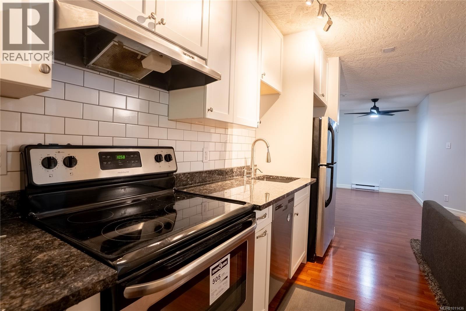 Photo 8 of 101 2710 Grosvenor Rd, Victoria BC