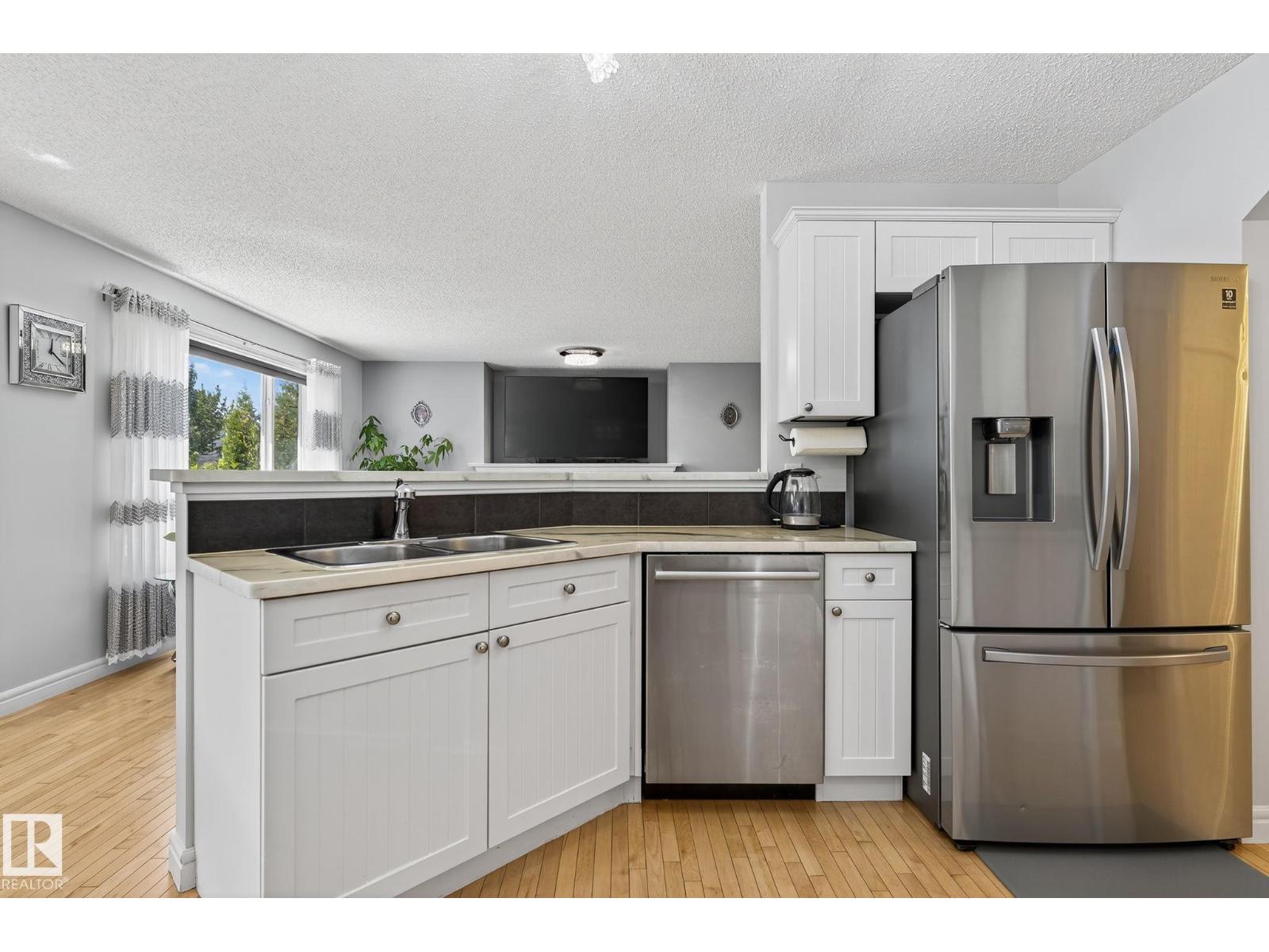Photo 15 of 20343 46 Av Nw, Edmonton AB