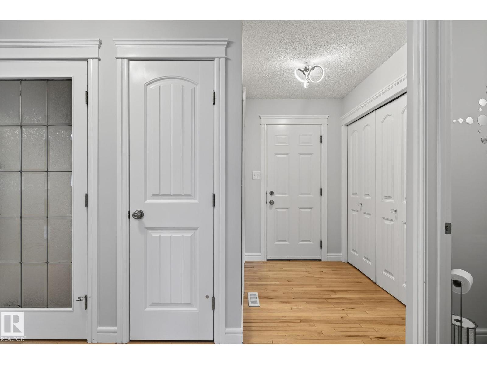 Photo 8 of 20343 46 Av Nw, Edmonton AB