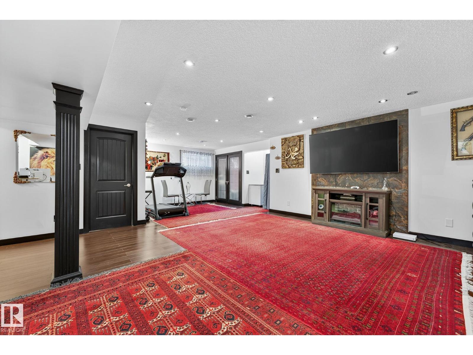 Photo 7 of 20343 46 Av Nw, Edmonton AB