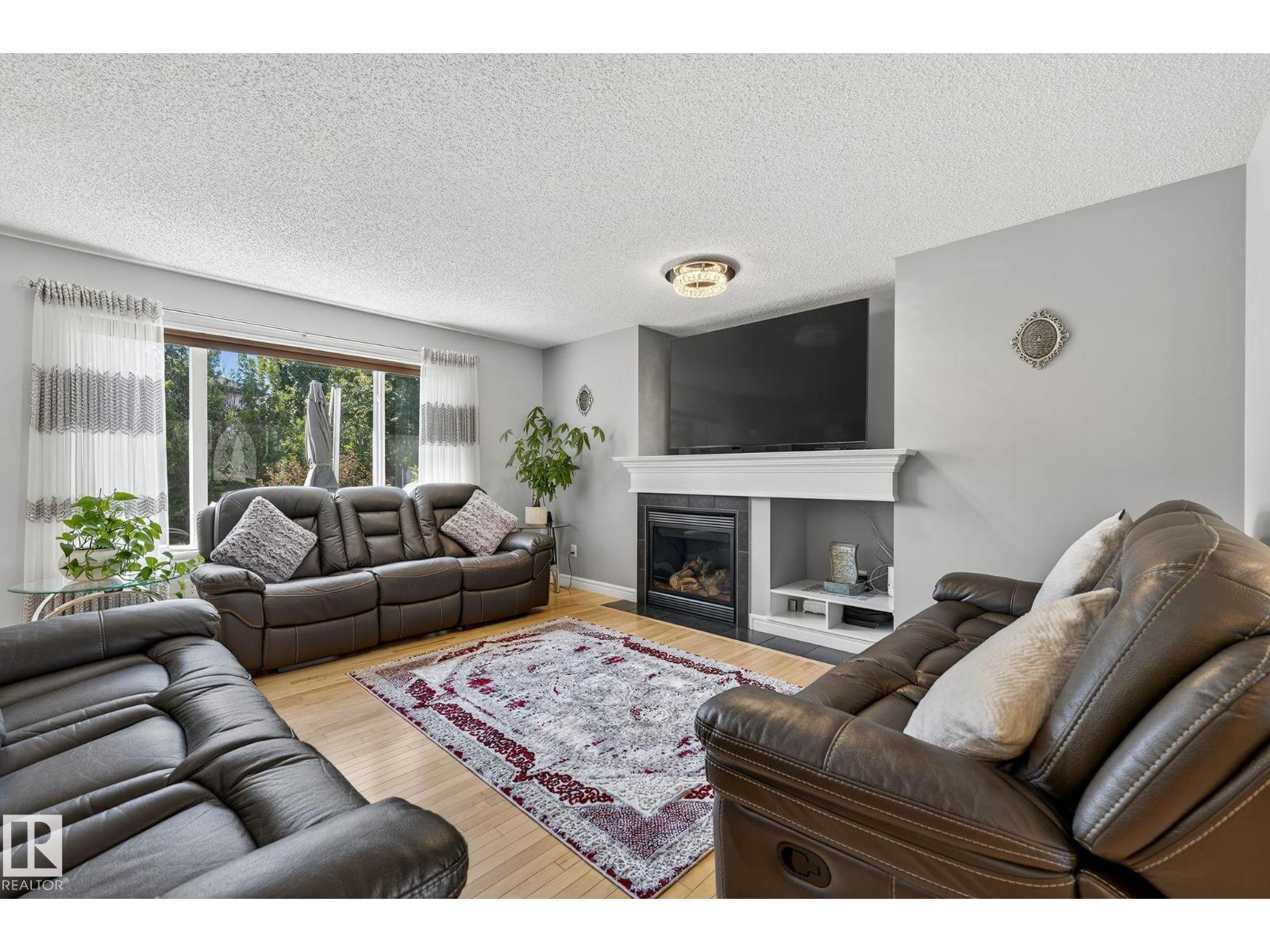 Photo 3 of 20343 46 Av Nw, Edmonton AB