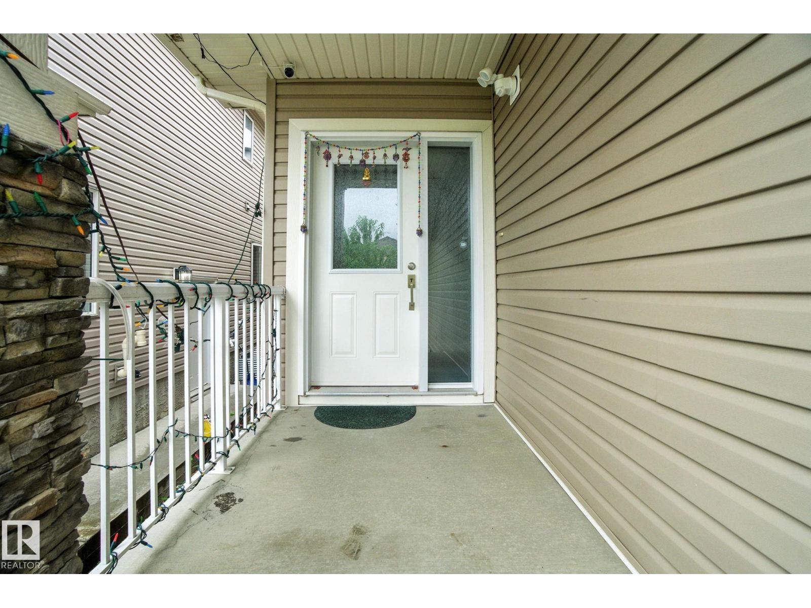 Photo 3 of 2419 17 Av Nw, Edmonton AB