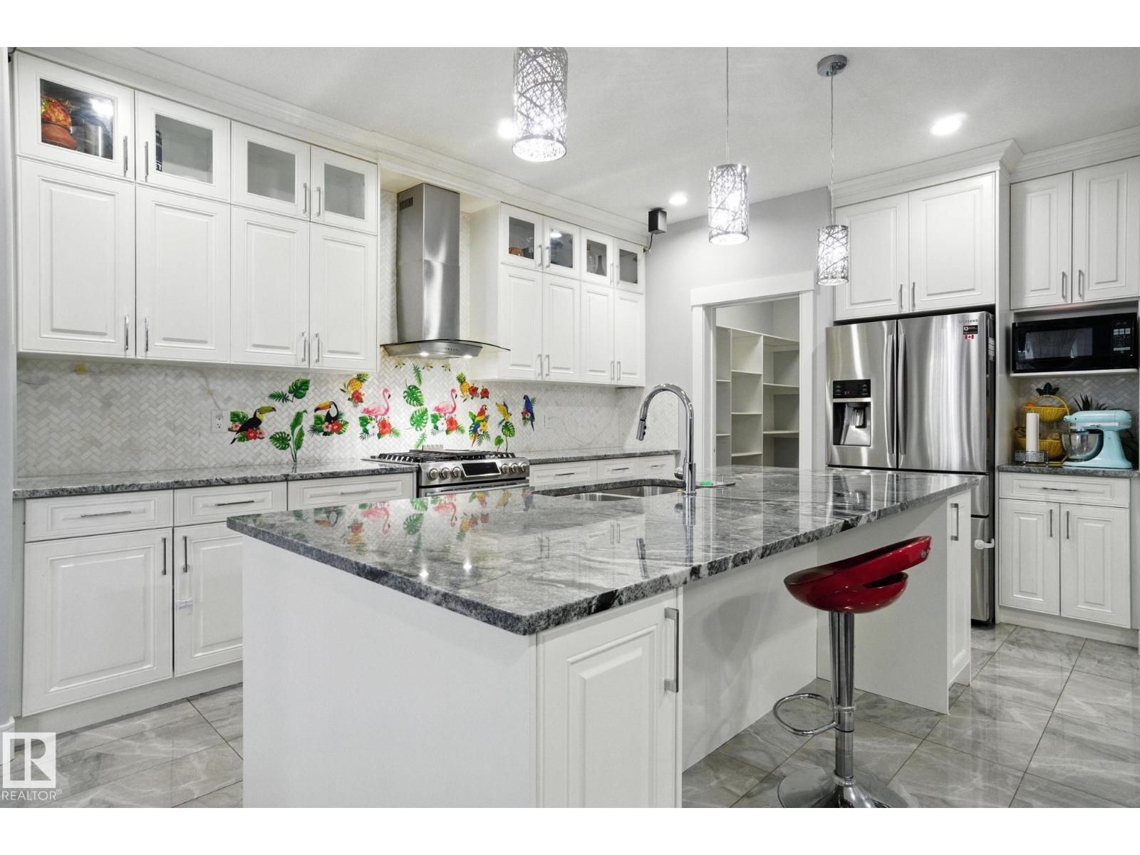 Photo 7 of 2419 17 Av Nw, Edmonton AB