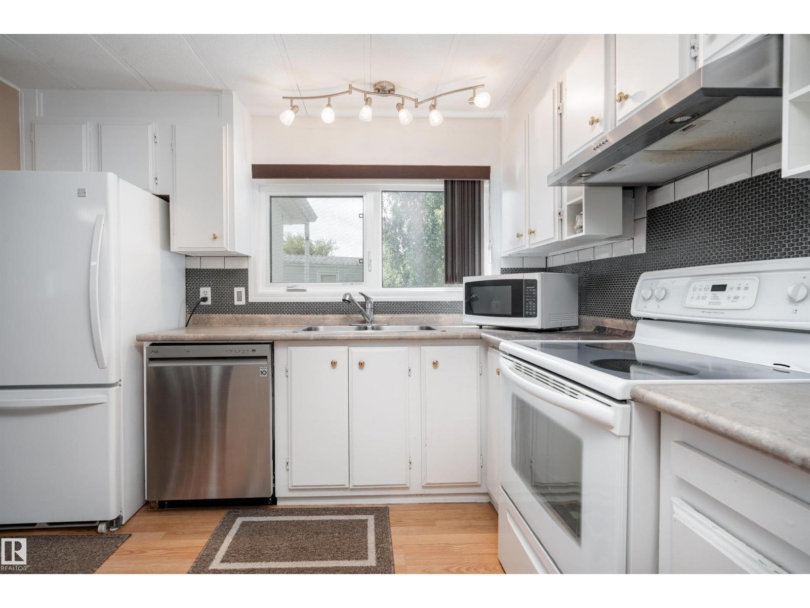 Photo 9 of 2438 Lakeview Ba Nw Nw, Edmonton AB