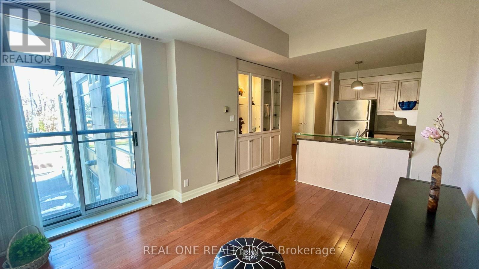 Photo 11 of 105 W 500 Queens Quay W, Toronto ON