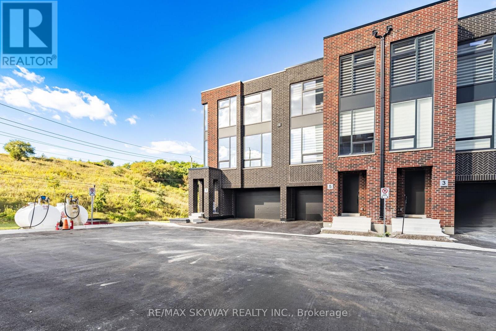 Photo 2 of 7 Taylor Court, Caledon ON