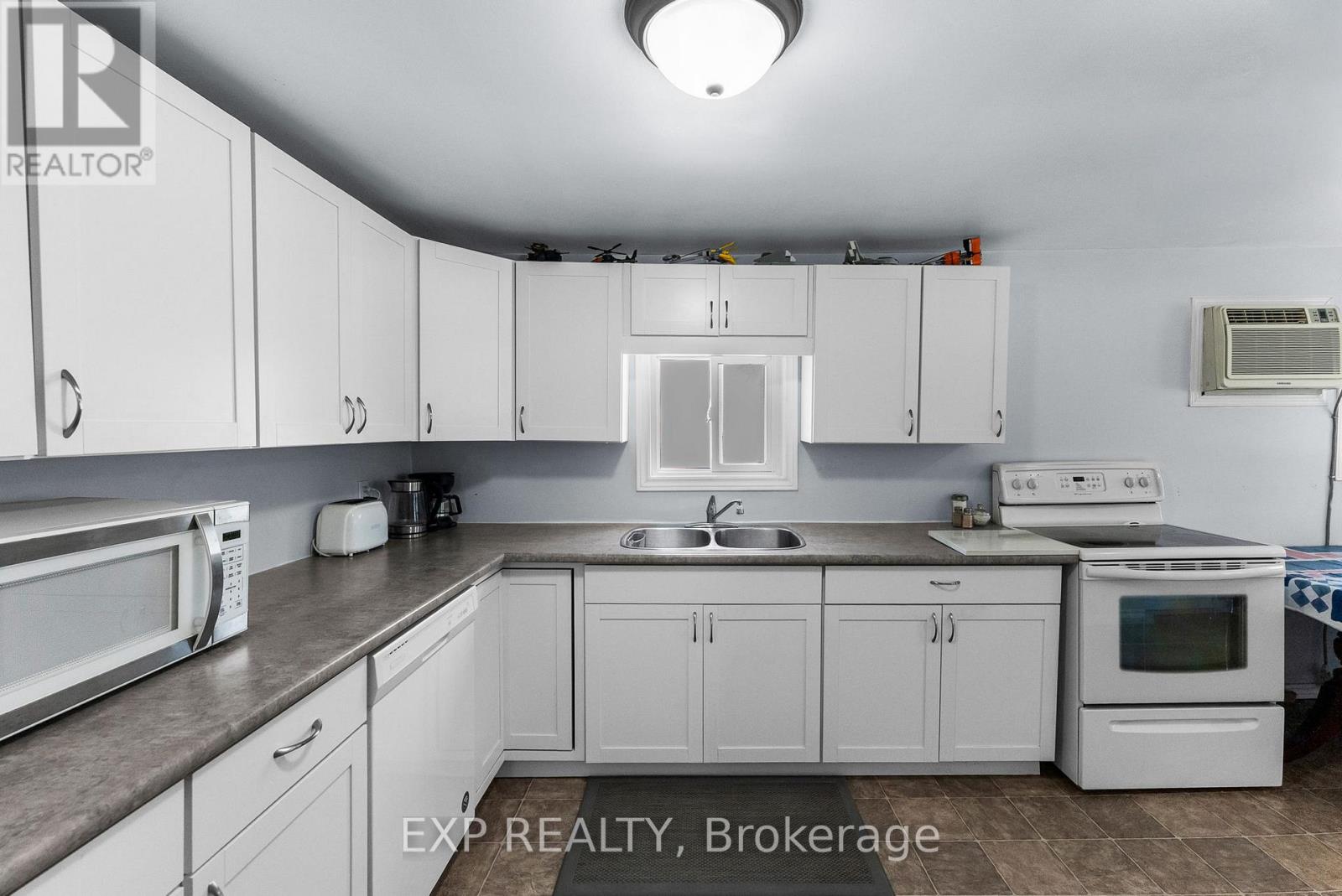 Photo 6 of 148 Morton Avenue, Georgina ON