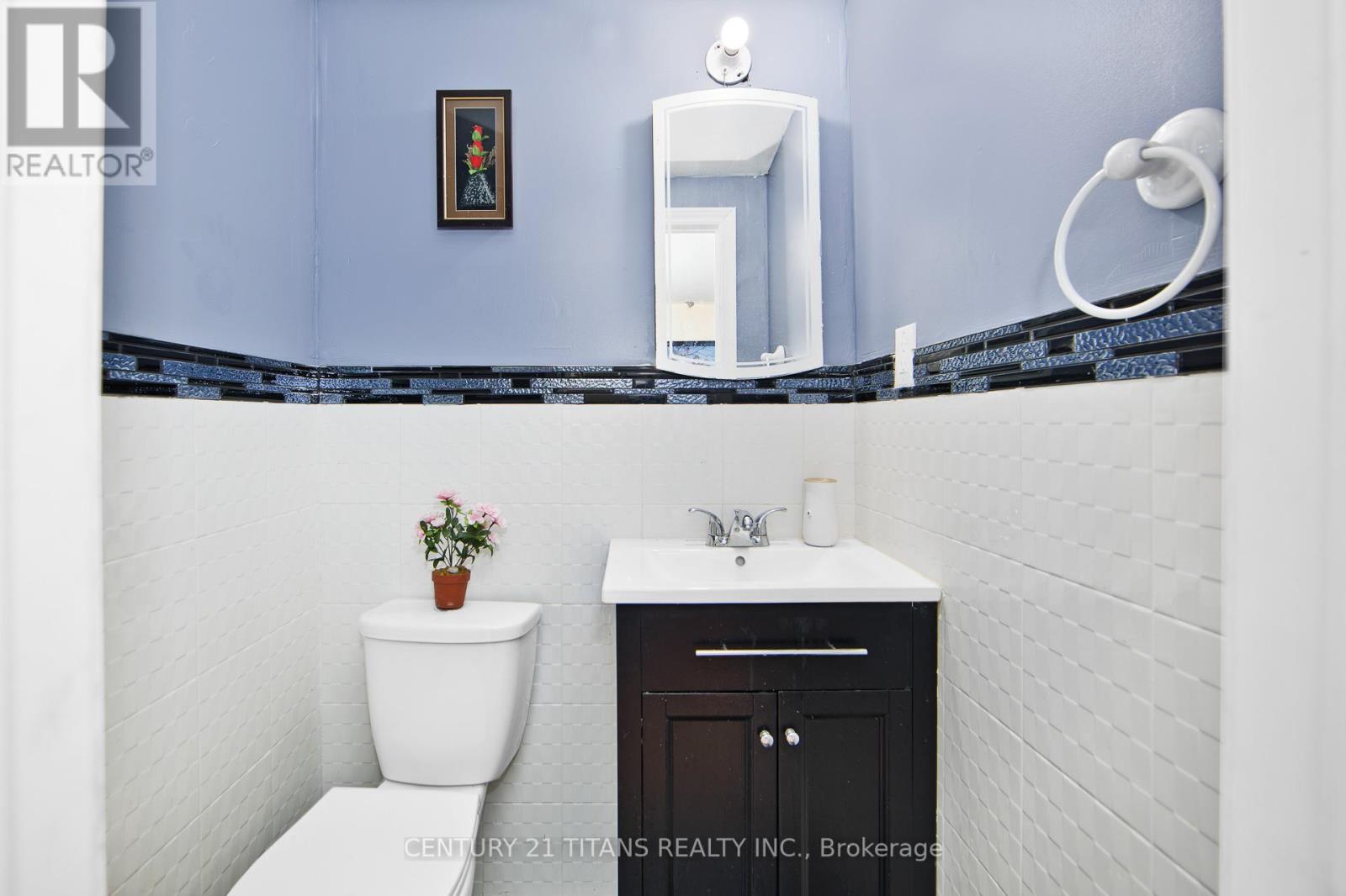 Photo 10 of 7606 Netherwood Road, Mississauga ON