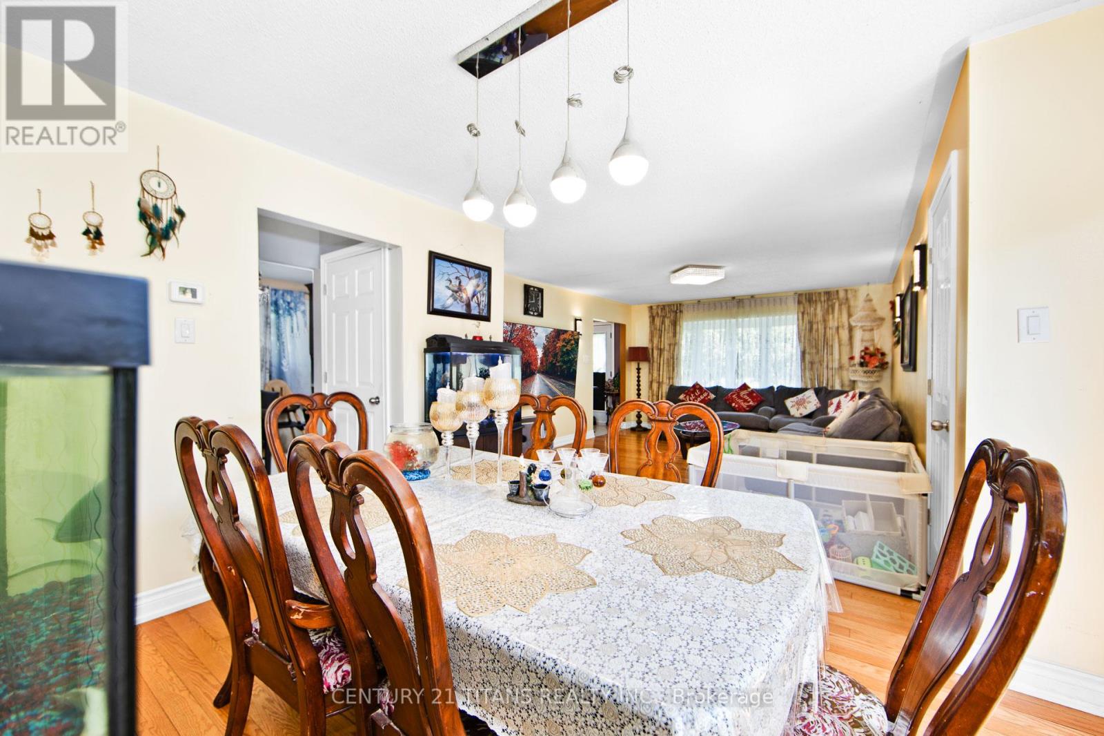 Photo 6 of 7606 Netherwood Road, Mississauga ON