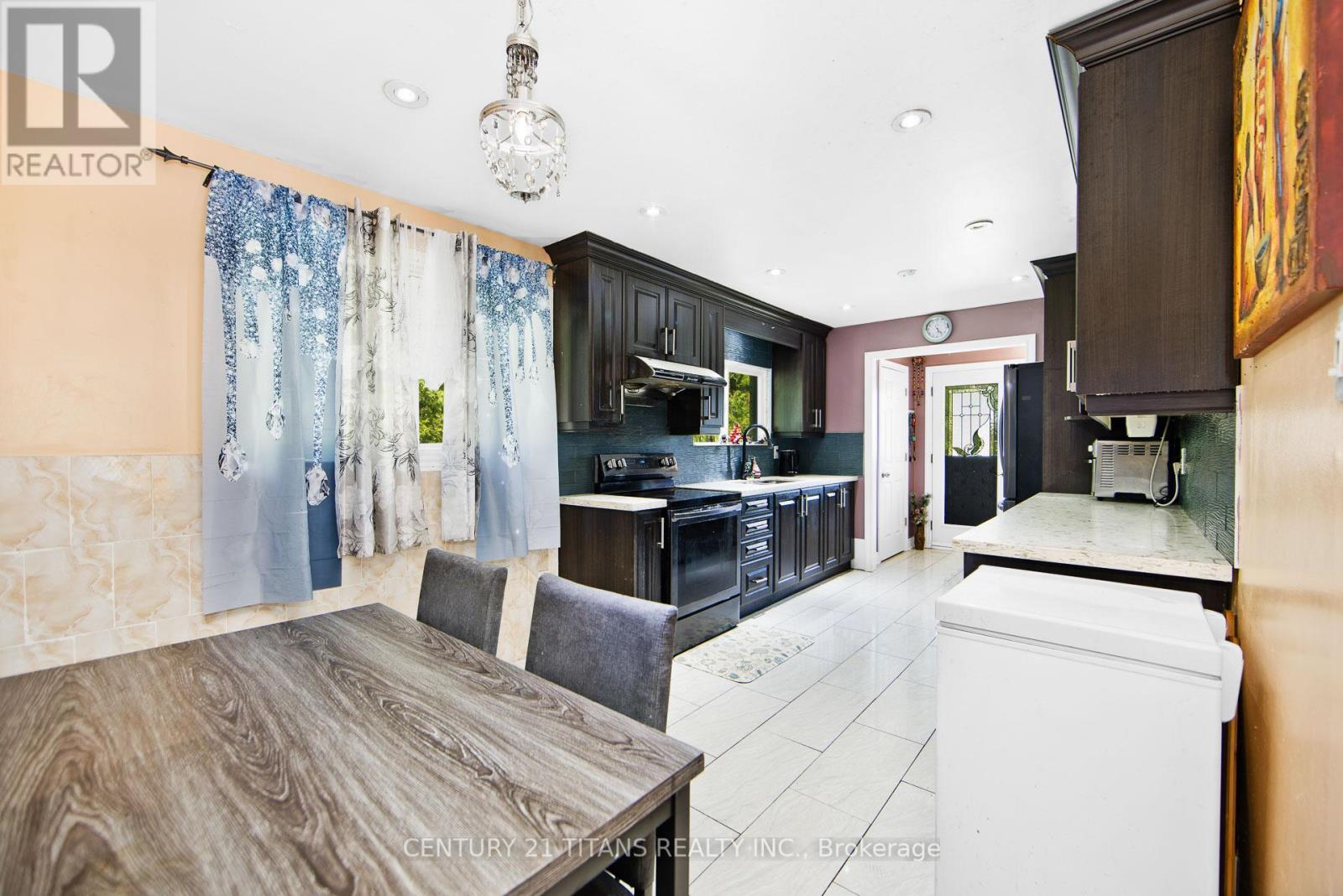 Photo 9 of 7606 Netherwood Road, Mississauga ON