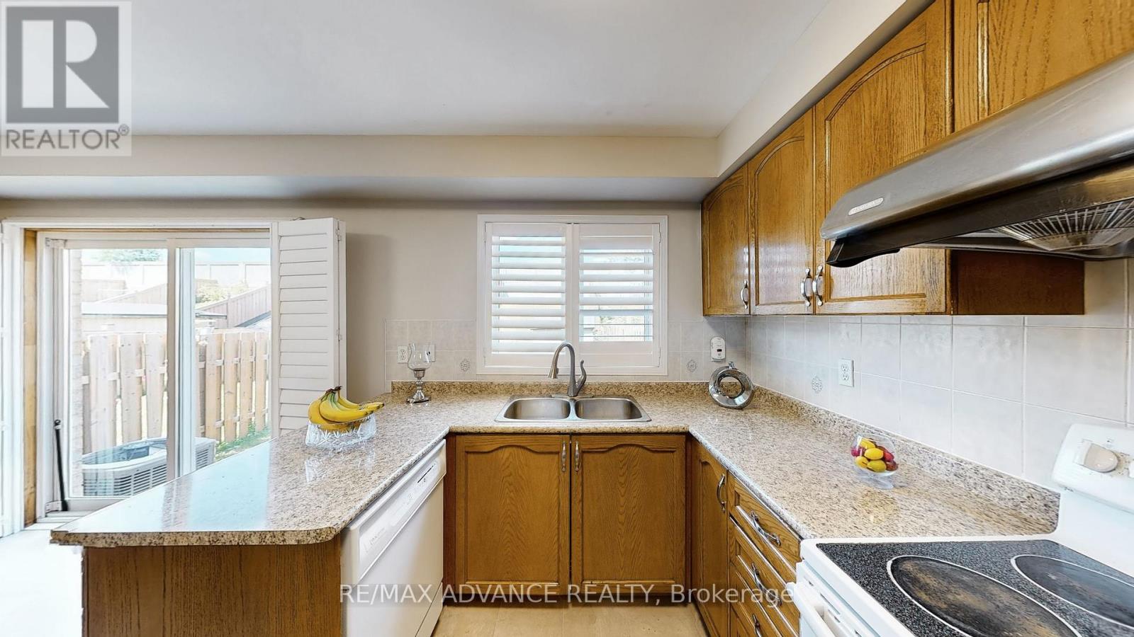 Photo 11 of 7560 Black Walnut Trail, Mississauga ON