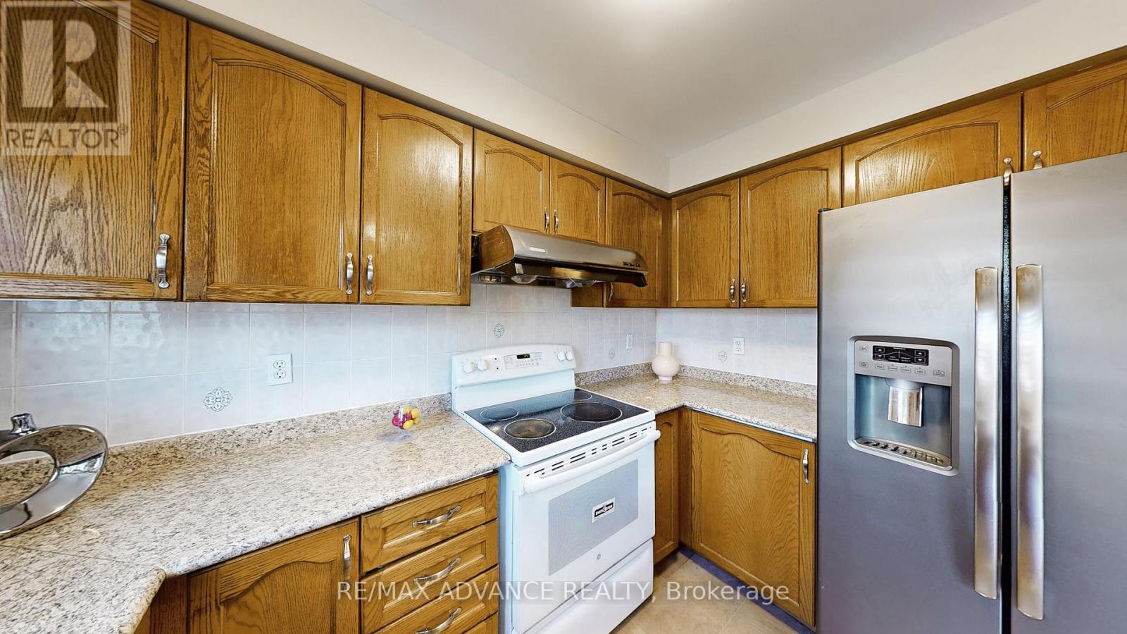 Photo 13 of 7560 Black Walnut Trail, Mississauga ON