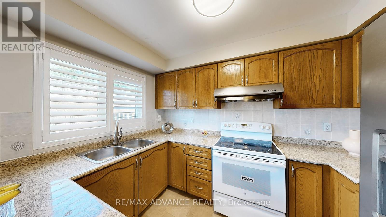 Photo 14 of 7560 Black Walnut Trail, Mississauga ON