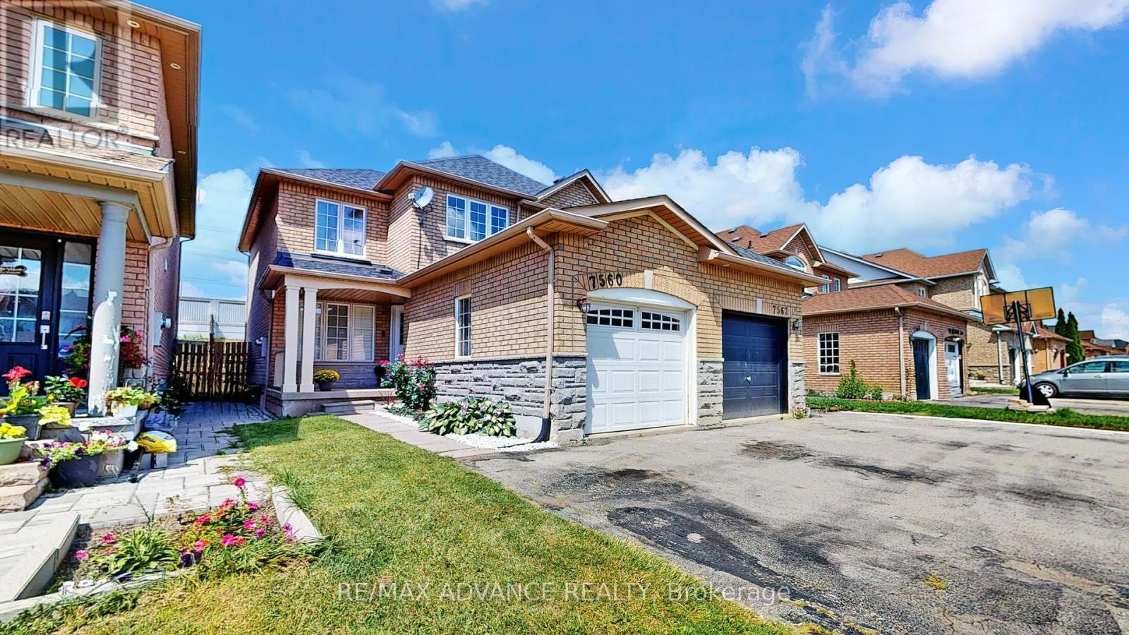 Photo 3 of 7560 Black Walnut Trail, Mississauga ON