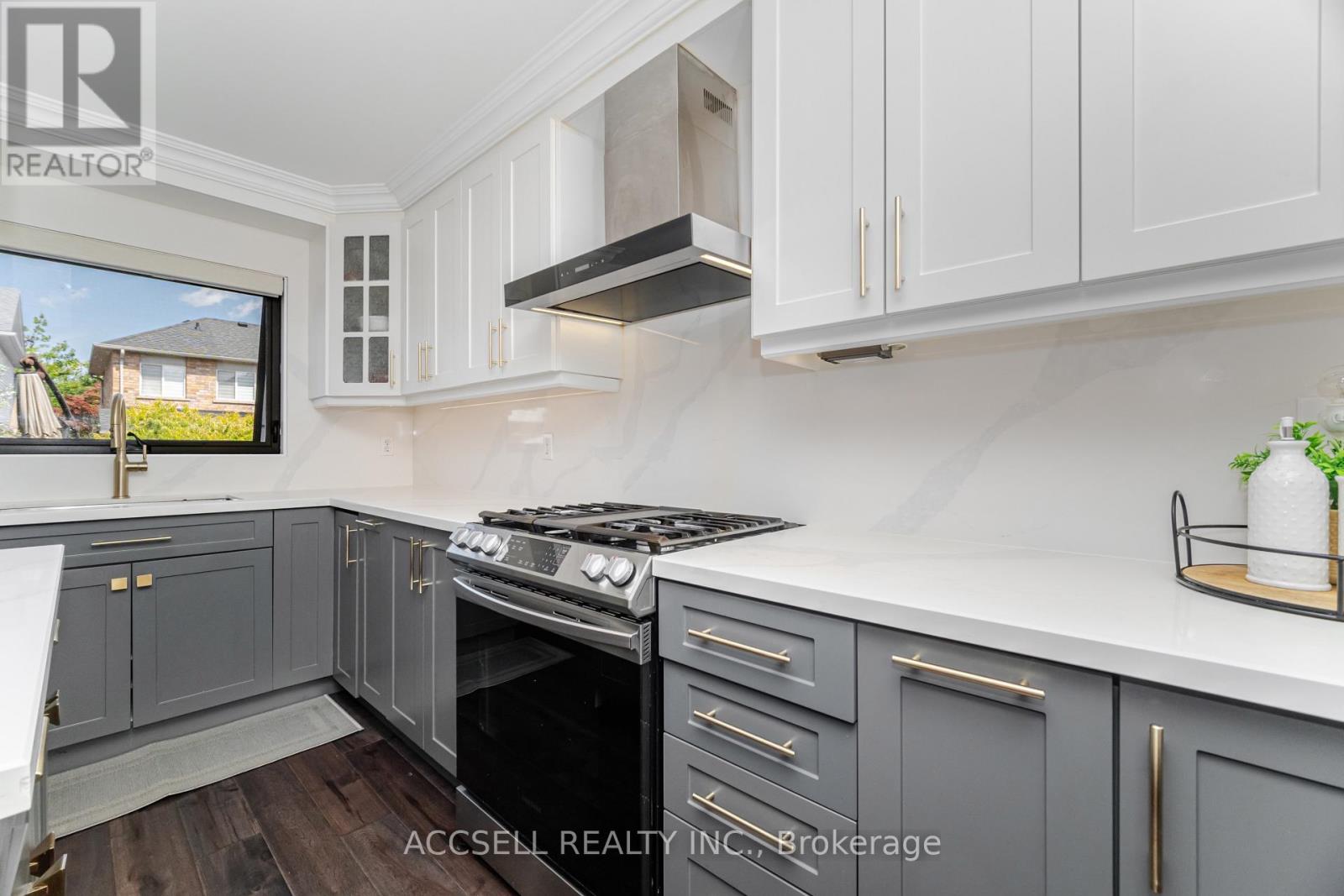 Photo 16 of 323 Pettigrew Trail, Milton ON