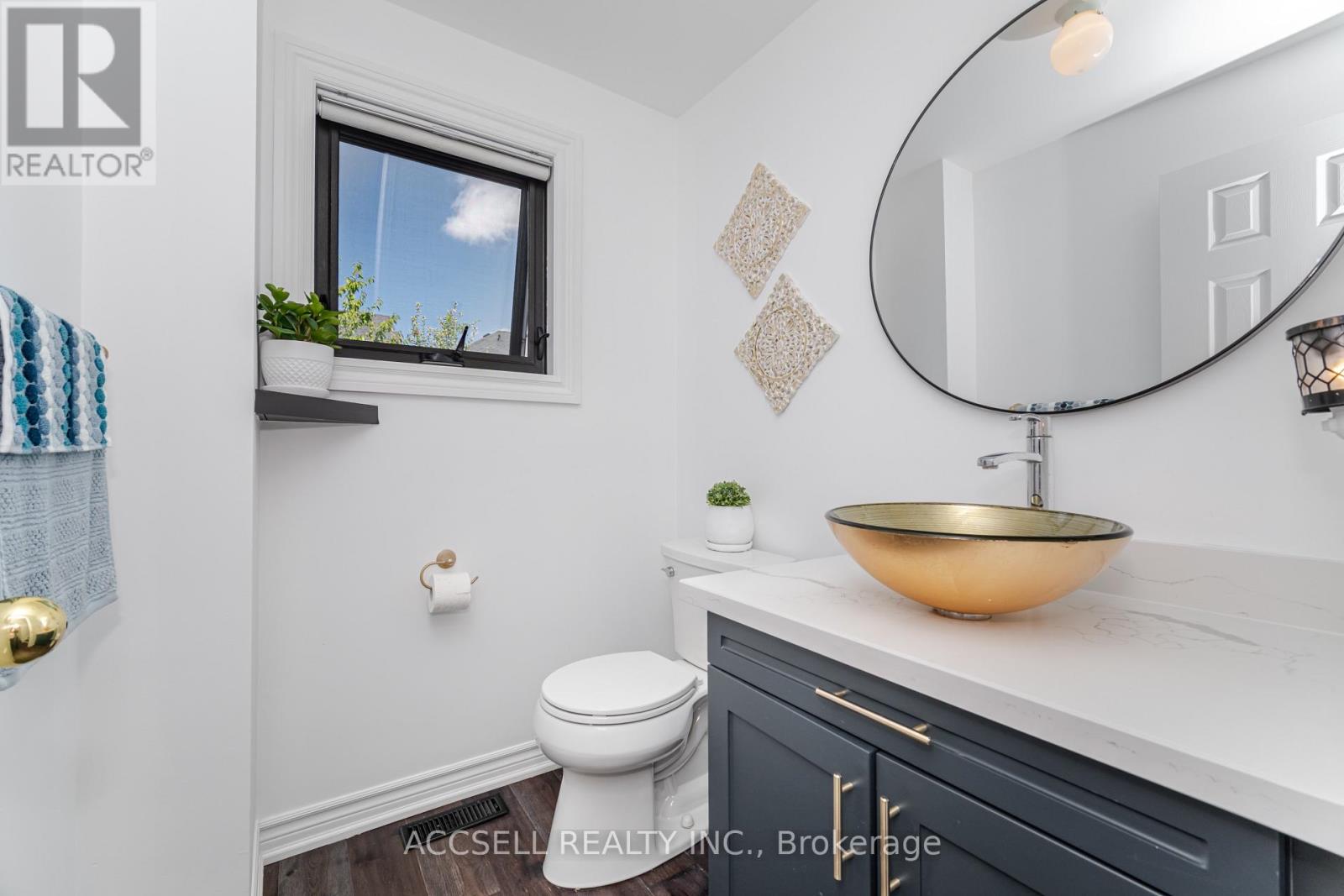 Photo 22 of 323 Pettigrew Trail, Milton ON