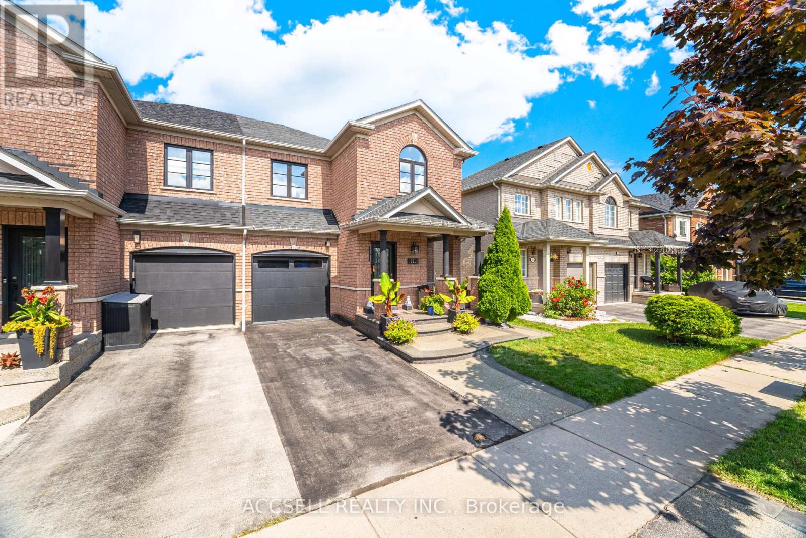 Photo 3 of 323 Pettigrew Trail, Milton ON