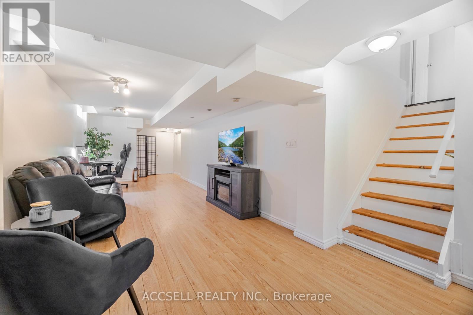 Photo 34 of 323 Pettigrew Trail, Milton ON