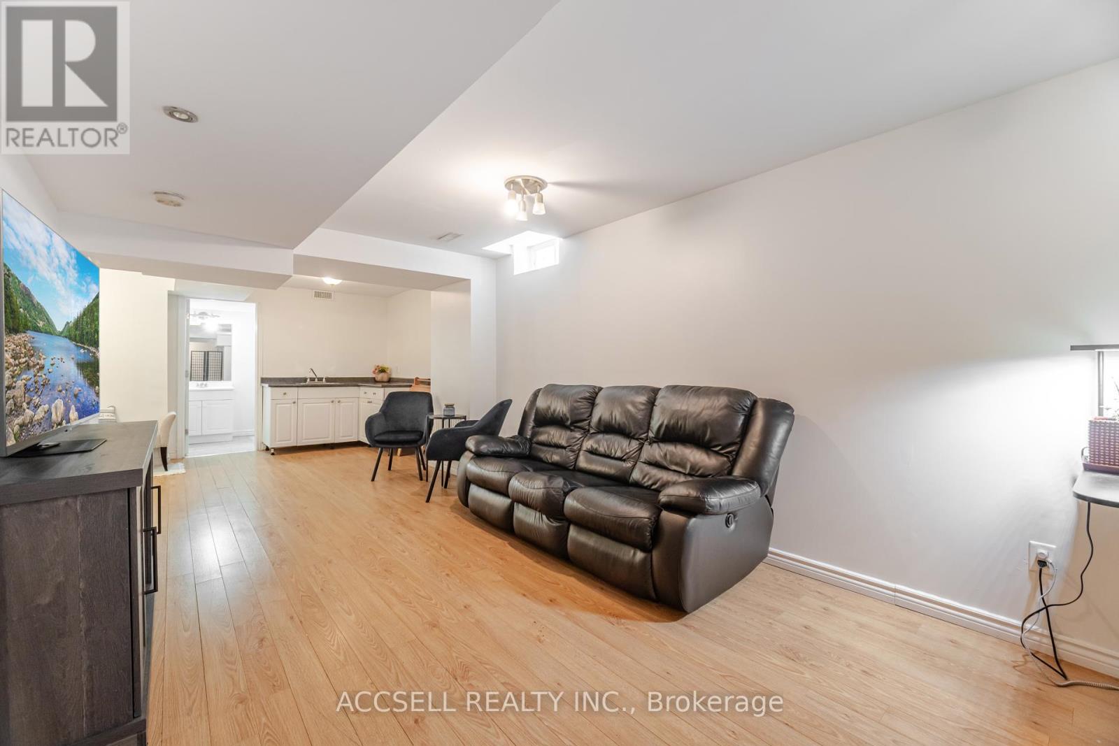 Photo 35 of 323 Pettigrew Trail, Milton ON