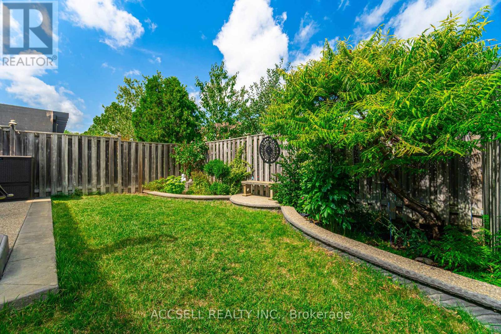 Photo 46 of 323 Pettigrew Trail, Milton ON