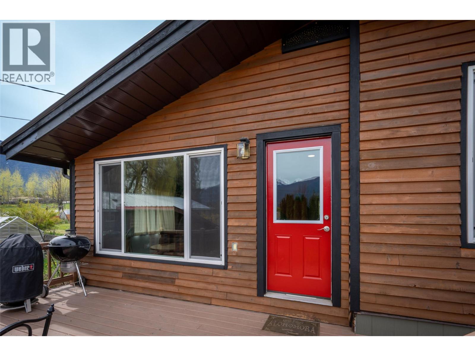 Photo 12 of 127 8th Street N, Kaslo BC