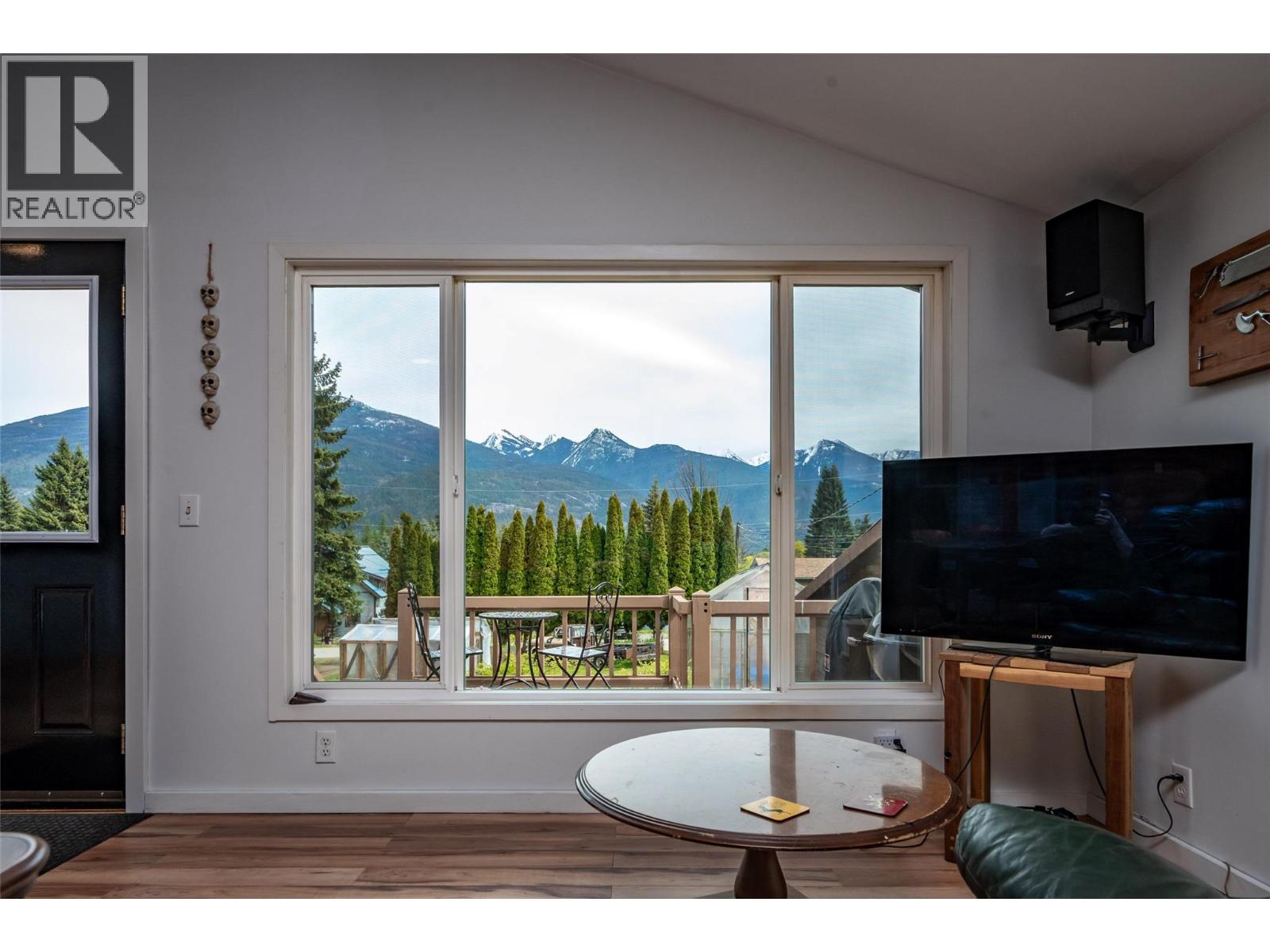 Photo 21 of 127 8th Street N, Kaslo BC