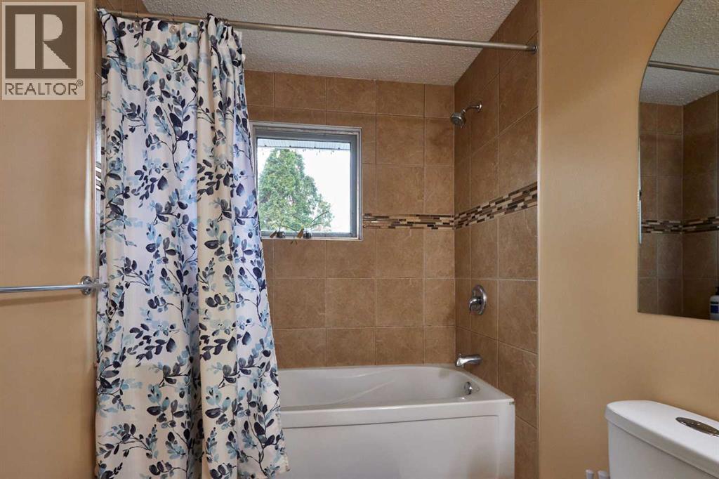 Single Family House Bi-level for Sale in  Iris Court SE Connaught Medicine Hat 