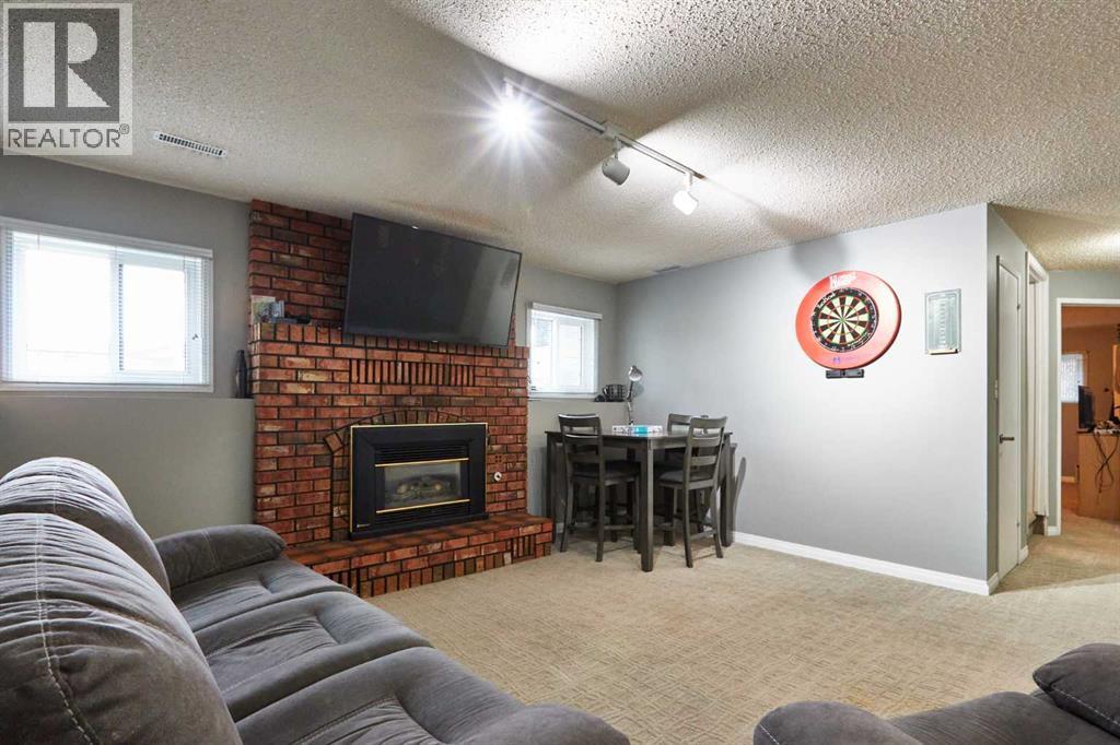 Single Family House Bi-level for Sale in  Iris Court SE Connaught Medicine Hat 