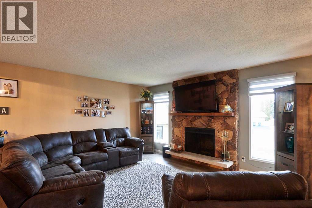 Single Family House Bi-level for Sale in  Iris Court SE Connaught Medicine Hat 
