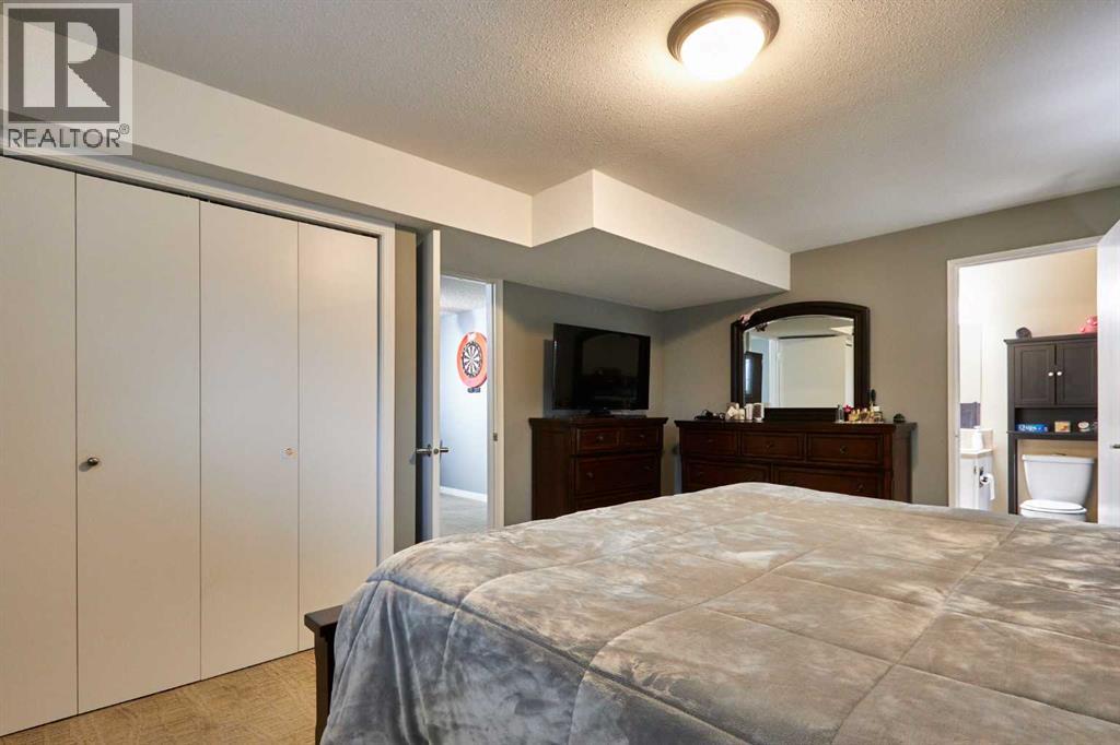 Single Family House Bi-level for Sale in  Iris Court SE Connaught Medicine Hat 