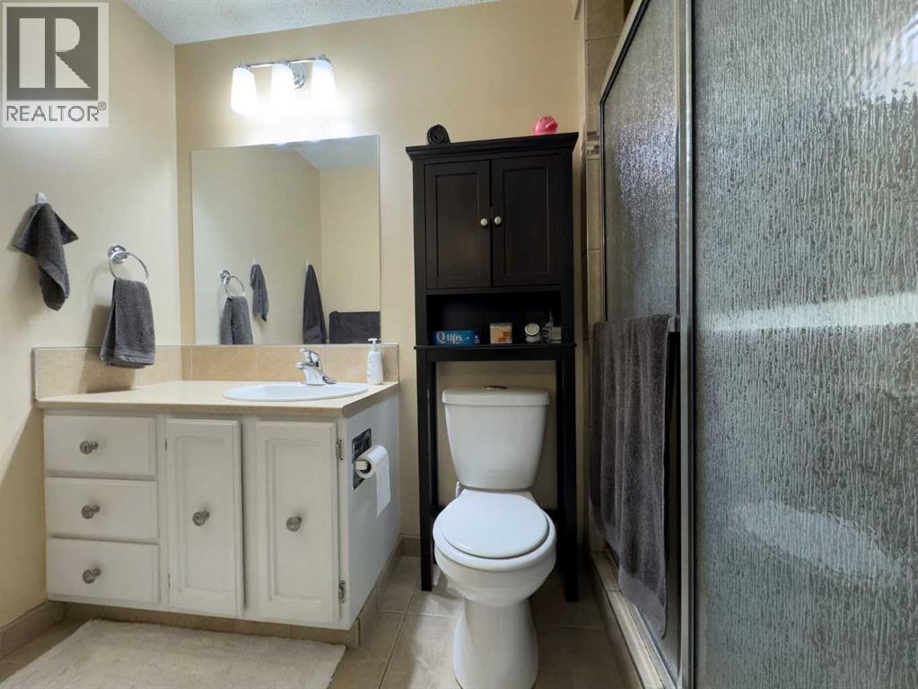 Single Family House Bi-level for Sale in  Iris Court SE Connaught Medicine Hat 