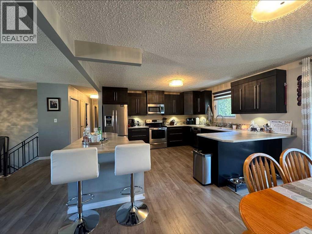 Single Family House Bi-level for Sale in  Iris Court SE Connaught Medicine Hat 