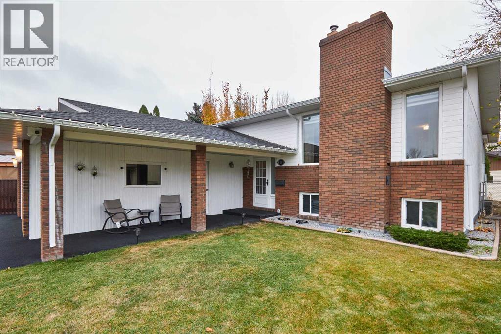 Single Family House Bi-level for Sale in  Iris Court SE Connaught Medicine Hat 