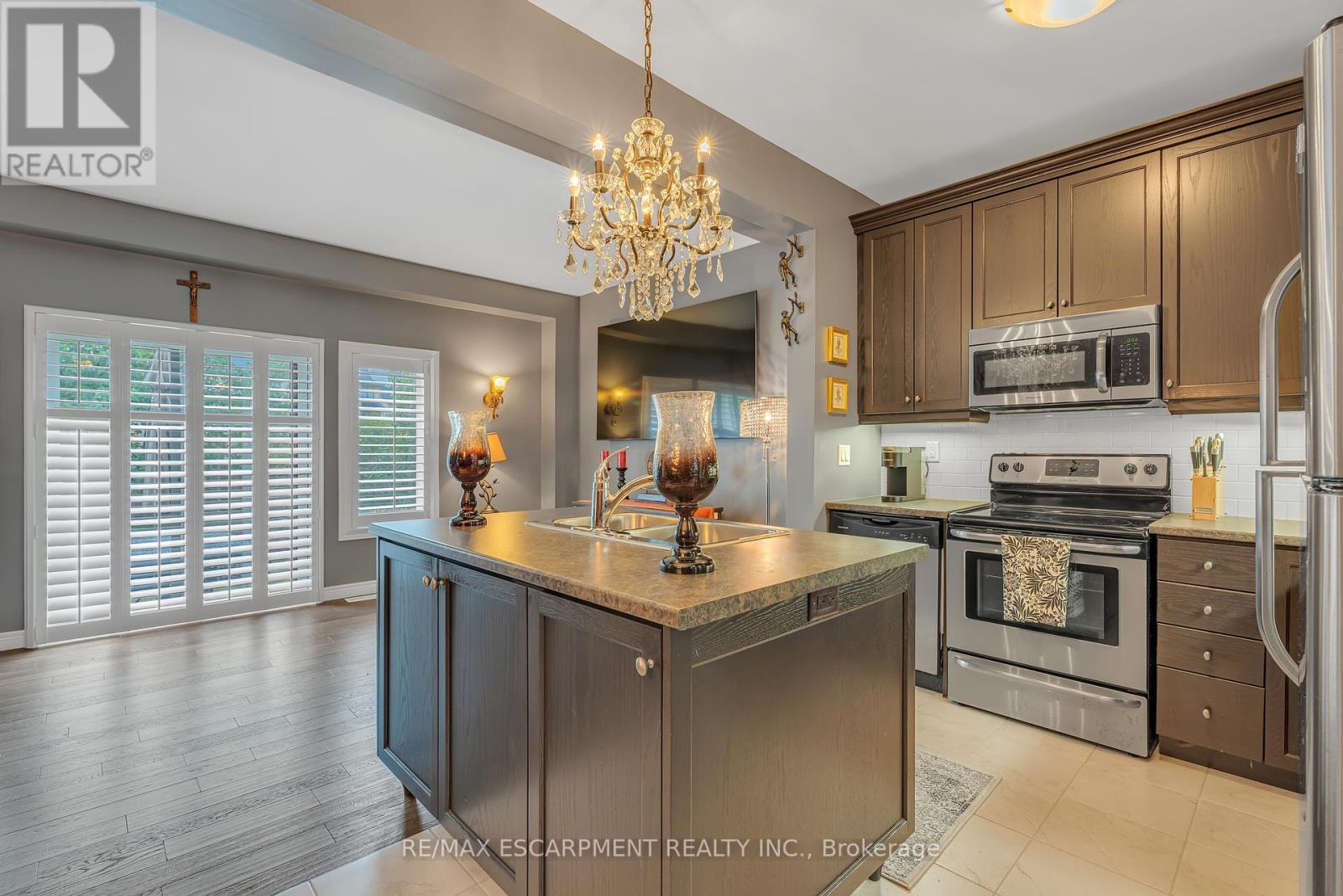Photo 8 of 72 Dodman Crescent, Hamilton ON